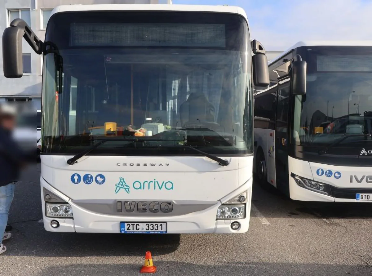 Pád dívky v autobuse u Přáslavic vyšetřuje policie. O pomoc žádá svědky