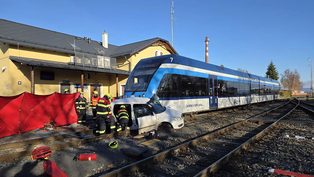Tragické ráno u Olomouce: po střetu s vlakem zemřela řidička auta