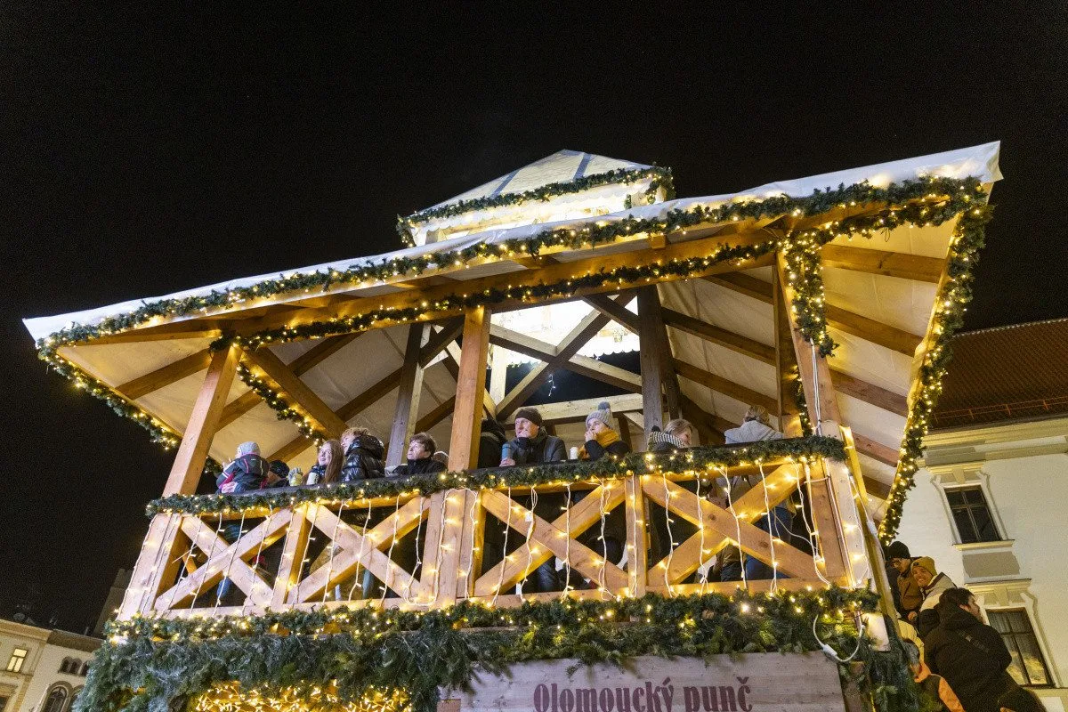 FOTO, VIDEO: V Olomouci se rozzářil vánoční strom Štědřínek