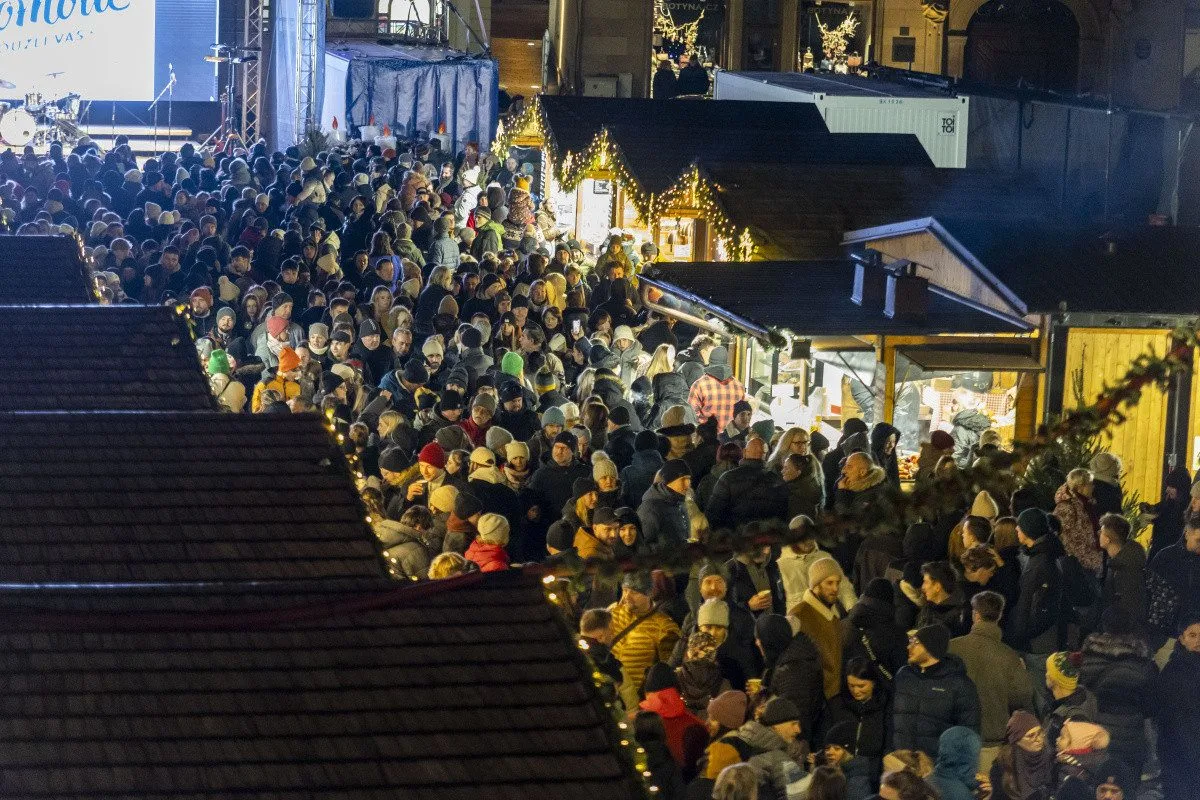FOTO, VIDEO: V Olomouci se rozzářil vánoční strom Štědřínek