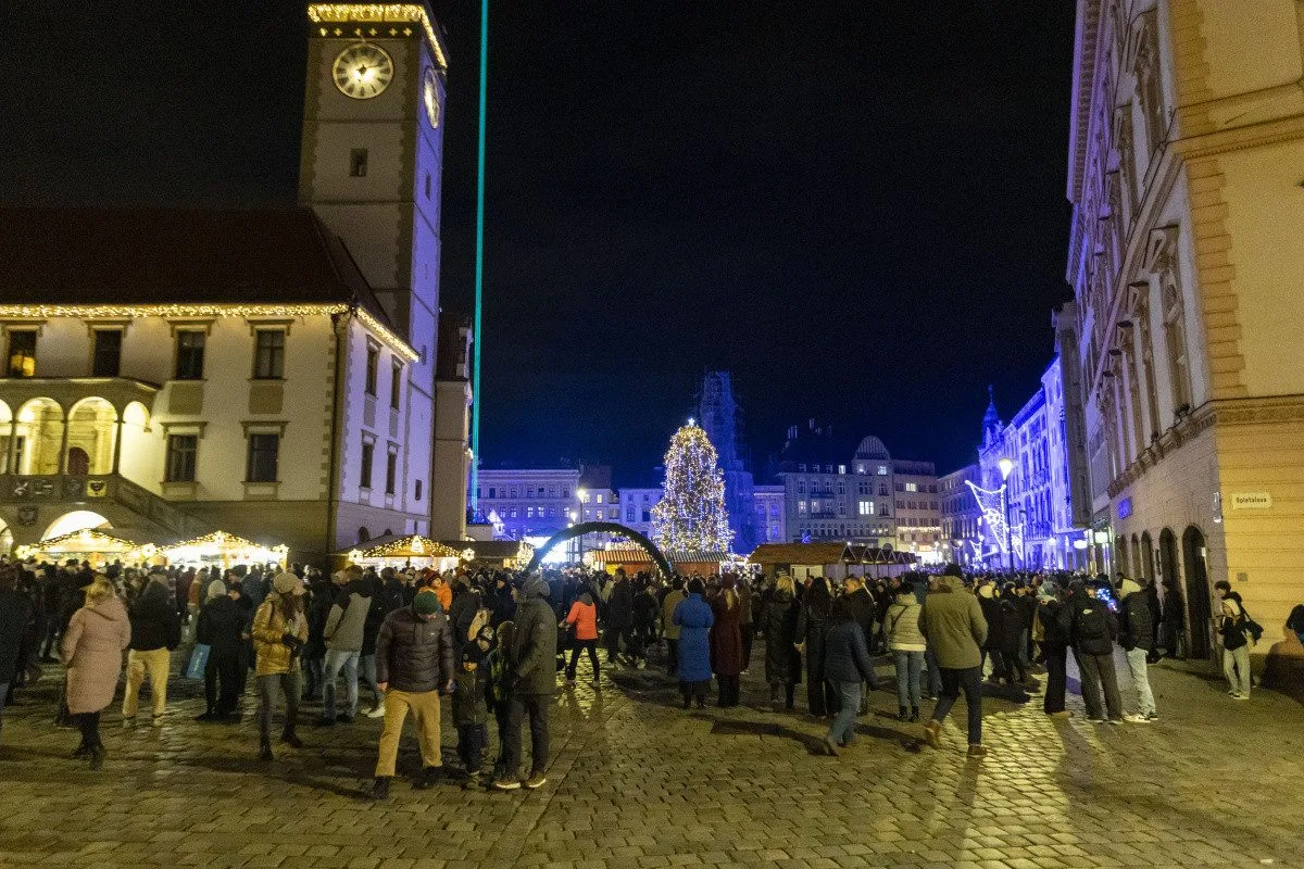 FOTO, VIDEO: V Olomouci se rozzářil vánoční strom Štědřínek