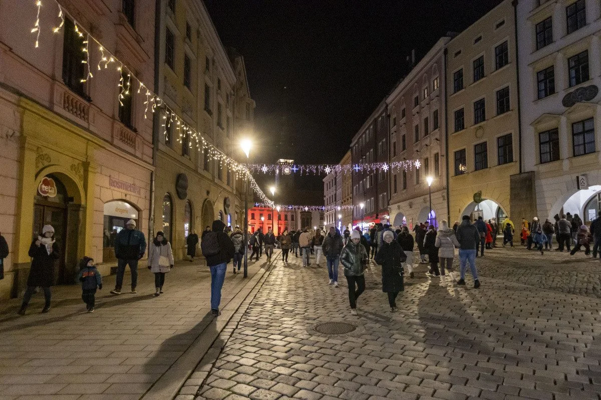 FOTO, VIDEO: V Olomouci se rozzářil vánoční strom Štědřínek