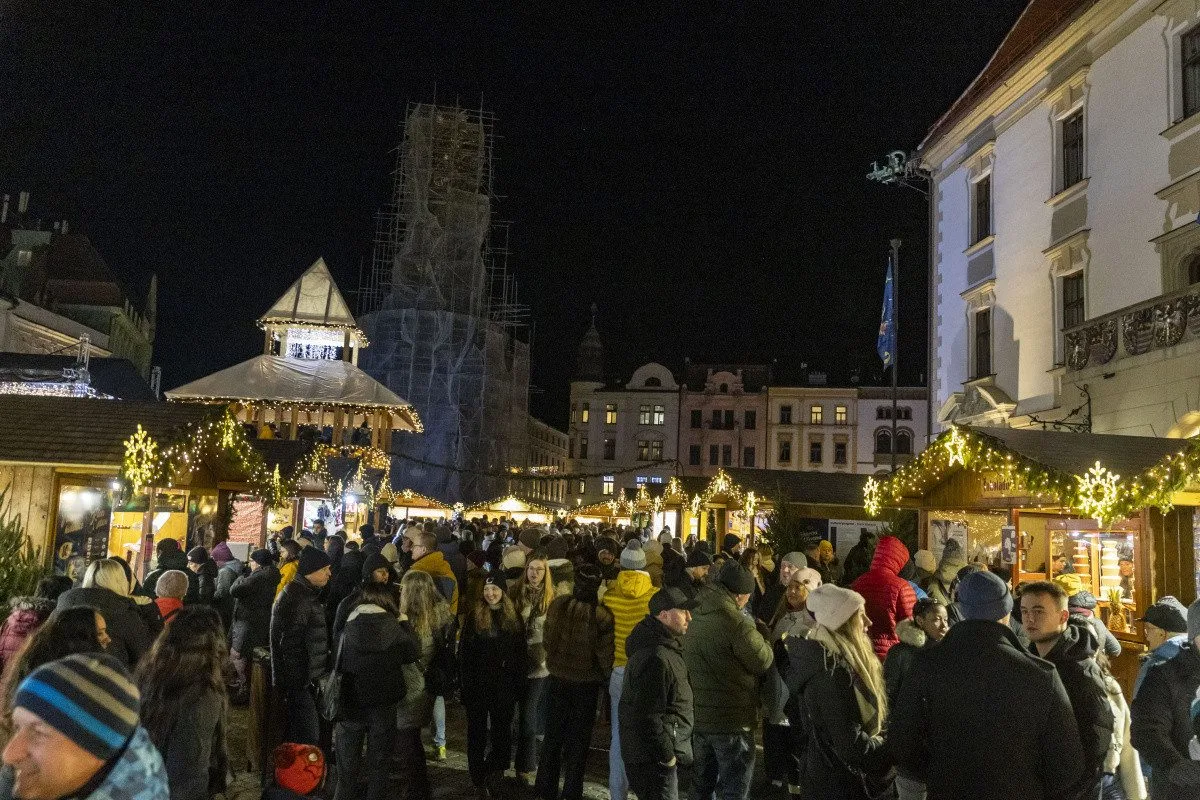 FOTO, VIDEO: V Olomouci se rozzářil vánoční strom Štědřínek