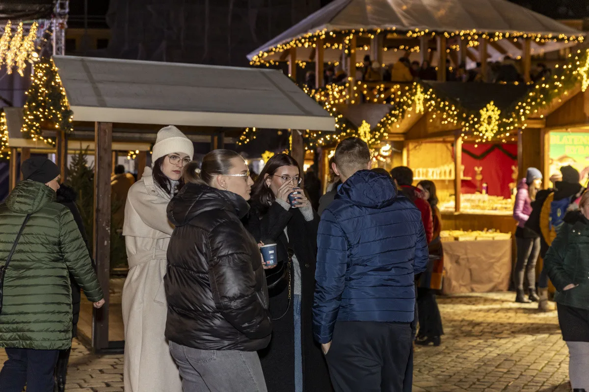 FOTO, VIDEO: V Olomouci se rozzářil vánoční strom Štědřínek