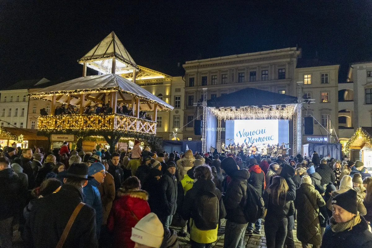 FOTO, VIDEO: V Olomouci se rozzářil vánoční strom Štědřínek