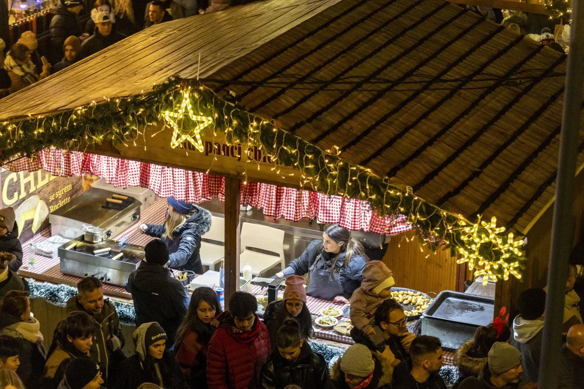 FOTO, VIDEO: V Olomouci se rozzářil vánoční strom Štědřínek