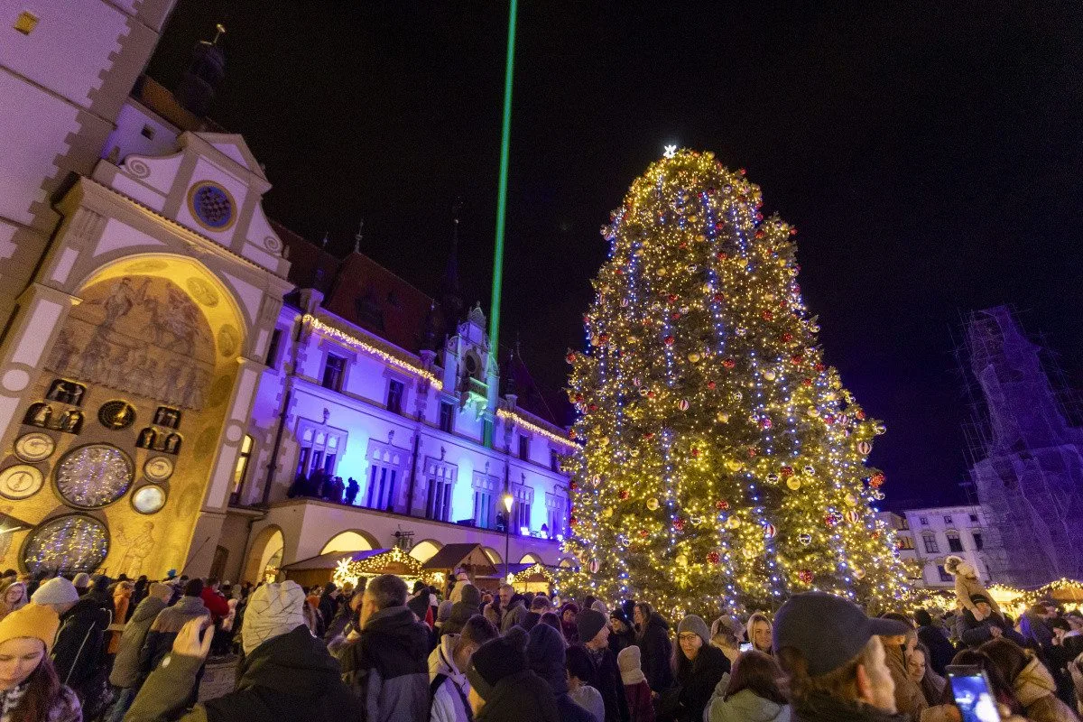 FOTO, VIDEO: V Olomouci se rozzářil vánoční strom Štědřínek
