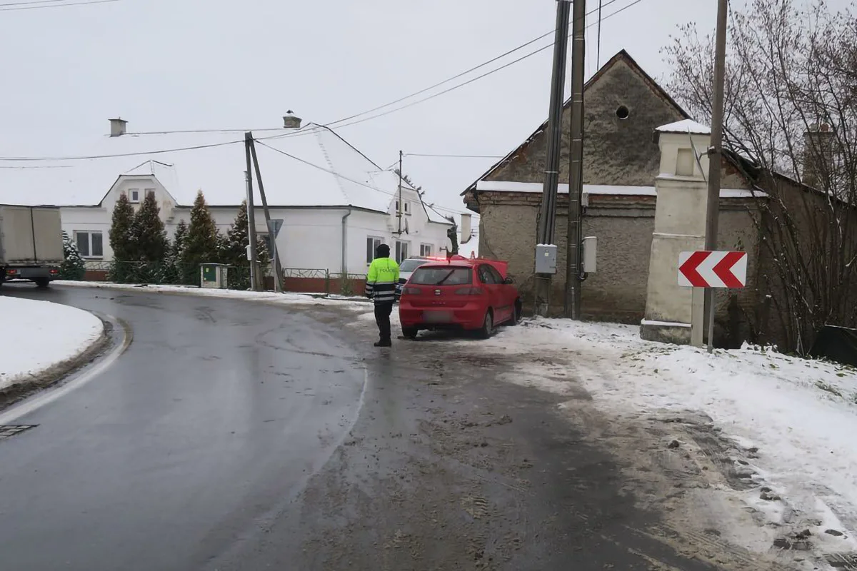 Smrtelný náraz do domu. 90letý řidič zemřel po nehodě u Mohelnice