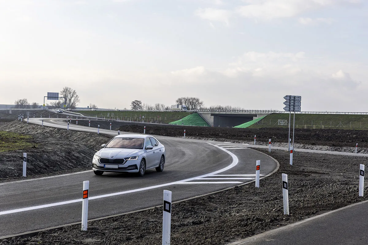 Nová mimoúrovňová křižovatka u Olomouce je otevřená necelý týden, části řidičů se nezdá