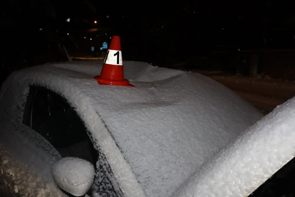 FOTOGALERIE: Auta na střeše nebo v potoce. Na severu kraje mladí řidiči bourali kvůli sněhu