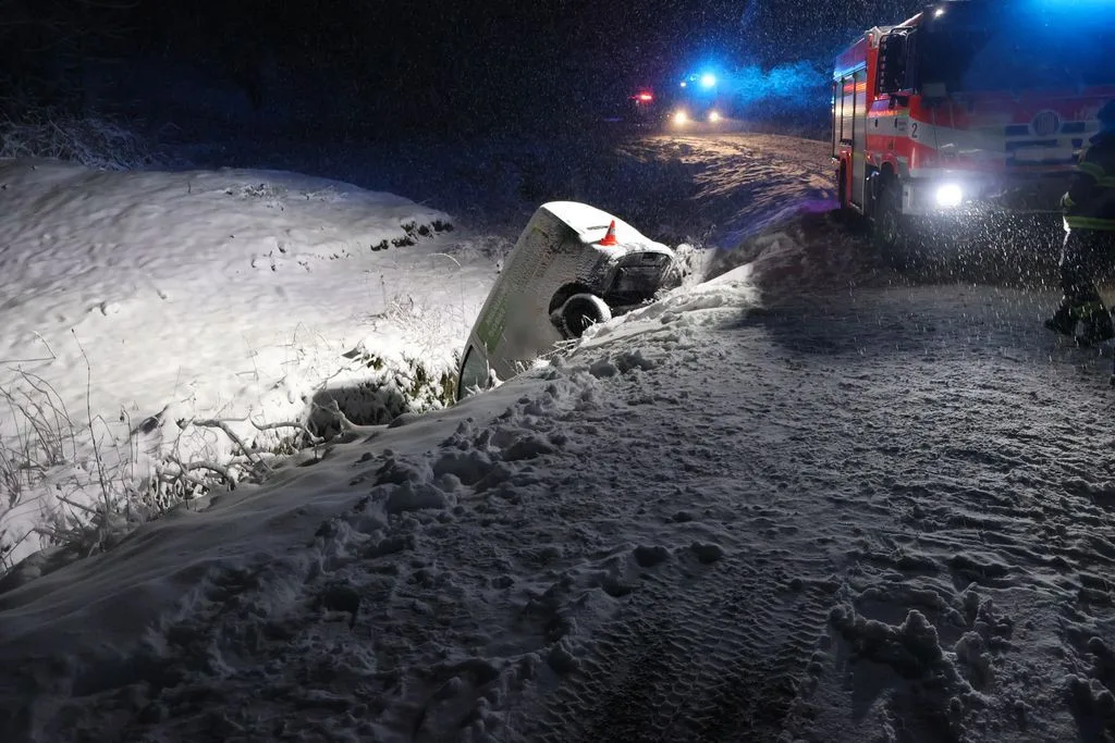 FOTOGALERIE: Auta na střeše nebo v potoce. Na severu kraje mladí řidiči bourali kvůli sněhu