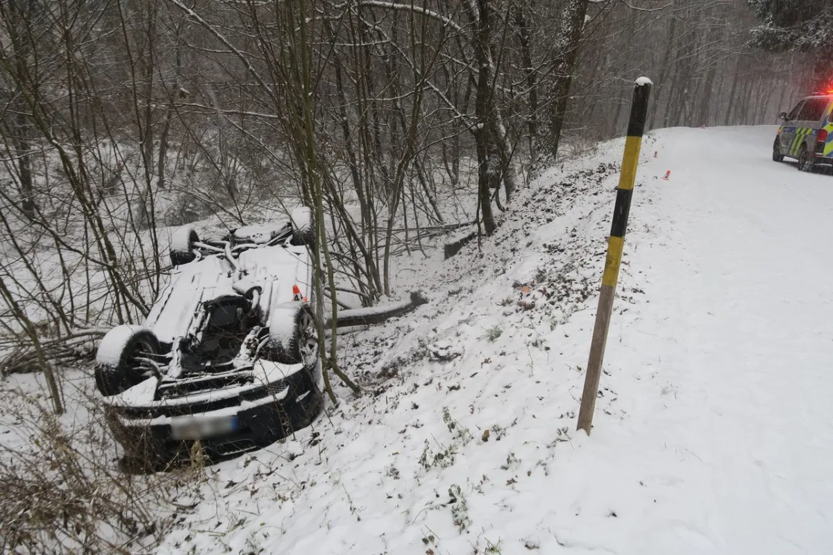 FOTOGALERIE: Auta na střeše nebo v potoce. Na severu kraje mladí řidiči bourali kvůli sněhu