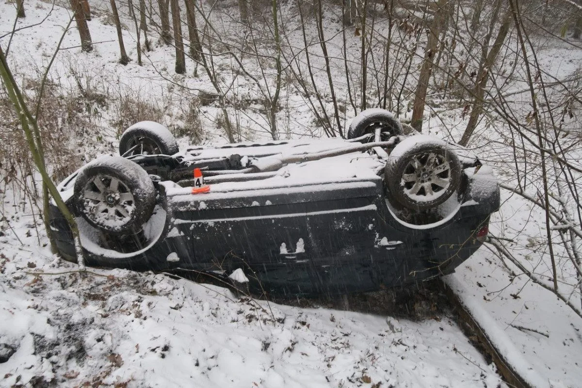 FOTOGALERIE: Auta na střeše nebo v potoce. Na severu kraje mladí řidiči bourali kvůli sněhu