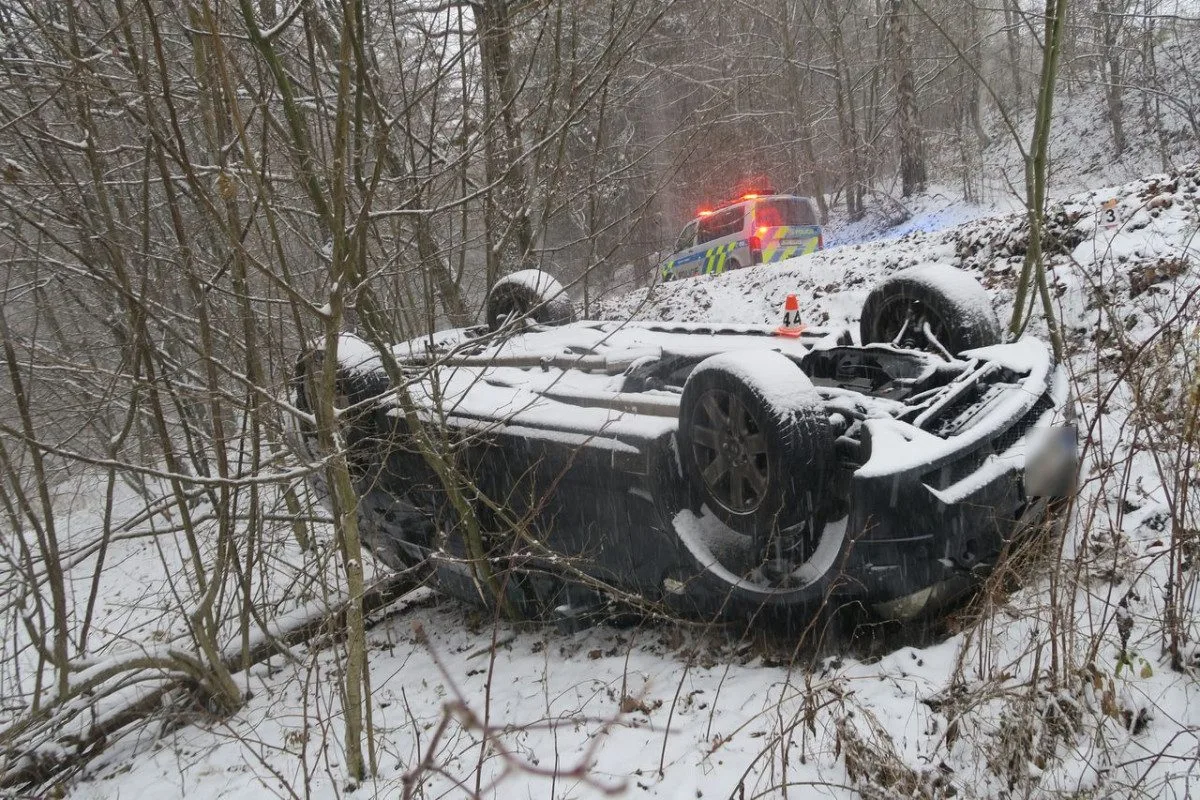 FOTOGALERIE: Auta na střeše nebo v potoce. Na severu kraje mladí řidiči bourali kvůli sněhu