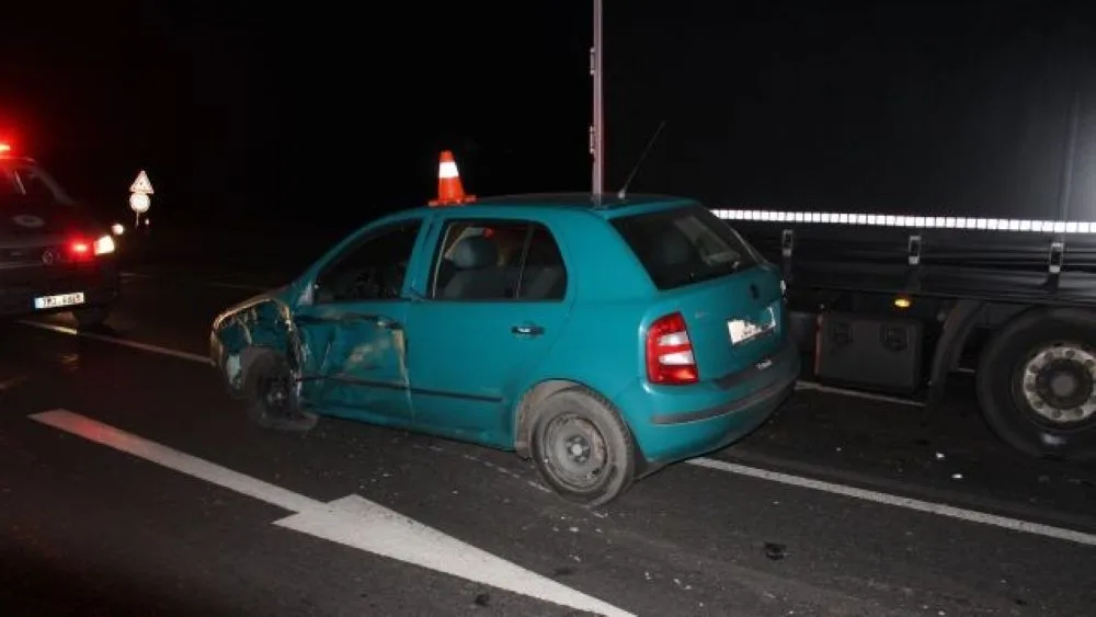 Tři auta v sobě, viník ujel. Na nájezdu na D1 u Přerova řidič nákladní soupravy nedal přednost