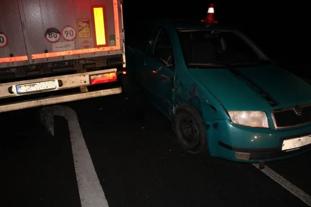 Tři auta v sobě, viník ujel. Na nájezdu na D1 u Přerova řidič nákladní soupravy nedal přednost