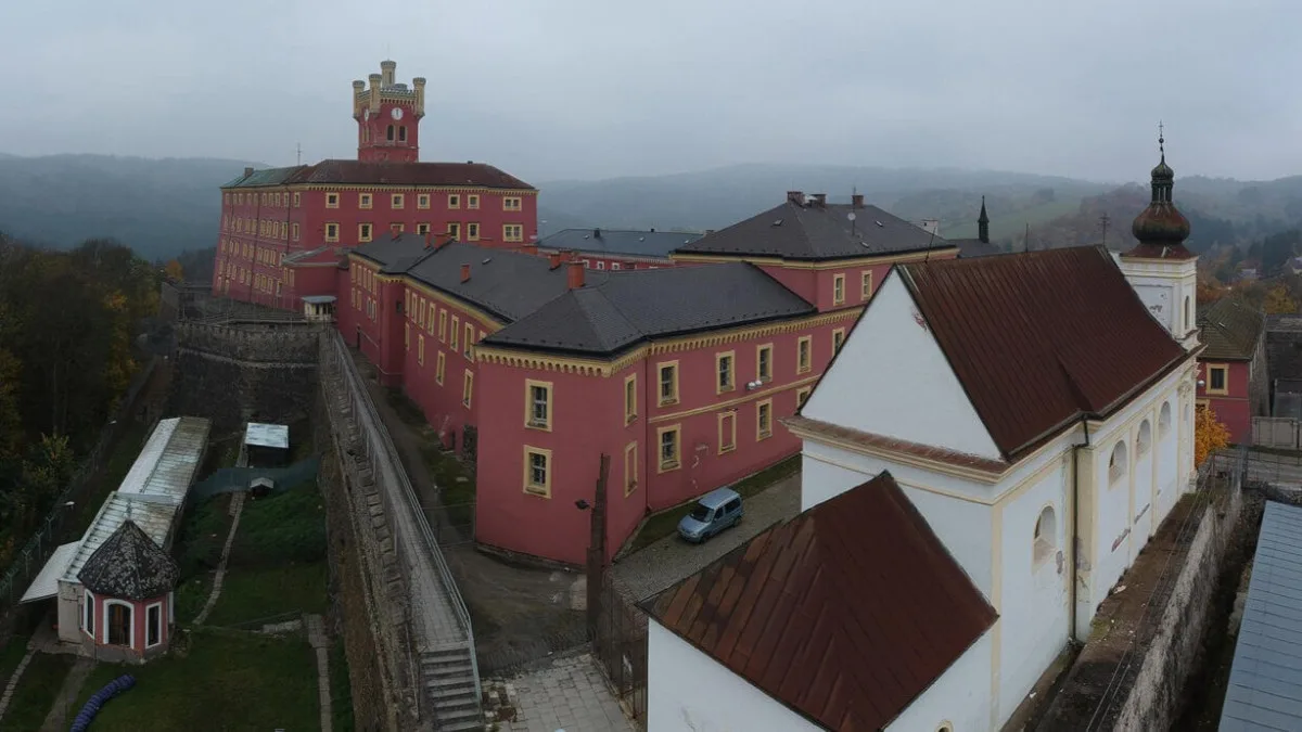 Propuštění vraha z Mírova nešlo zabránit, tvrdí žalobce. Muž za tři týdny zabíjel znovu