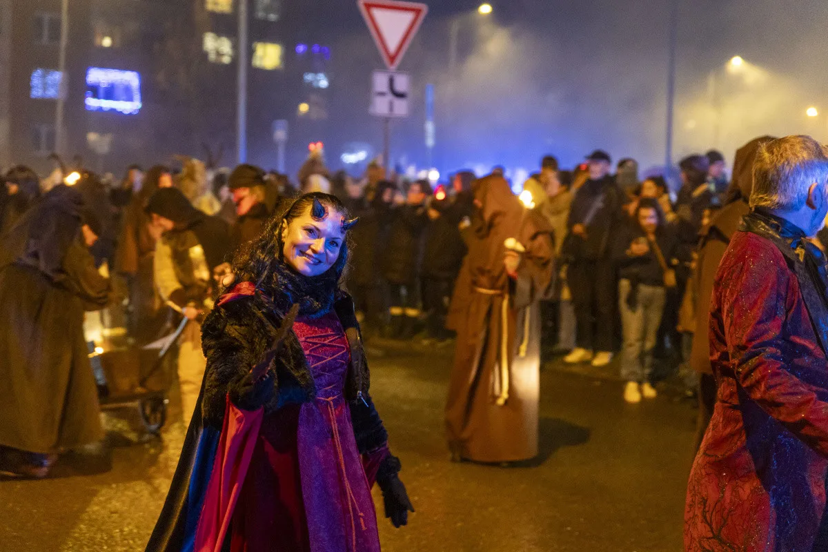 FOTOGALERIE: Čerti se světlicemi a andělé na koních. Mikulášský rej v Přerově přitáhl davy