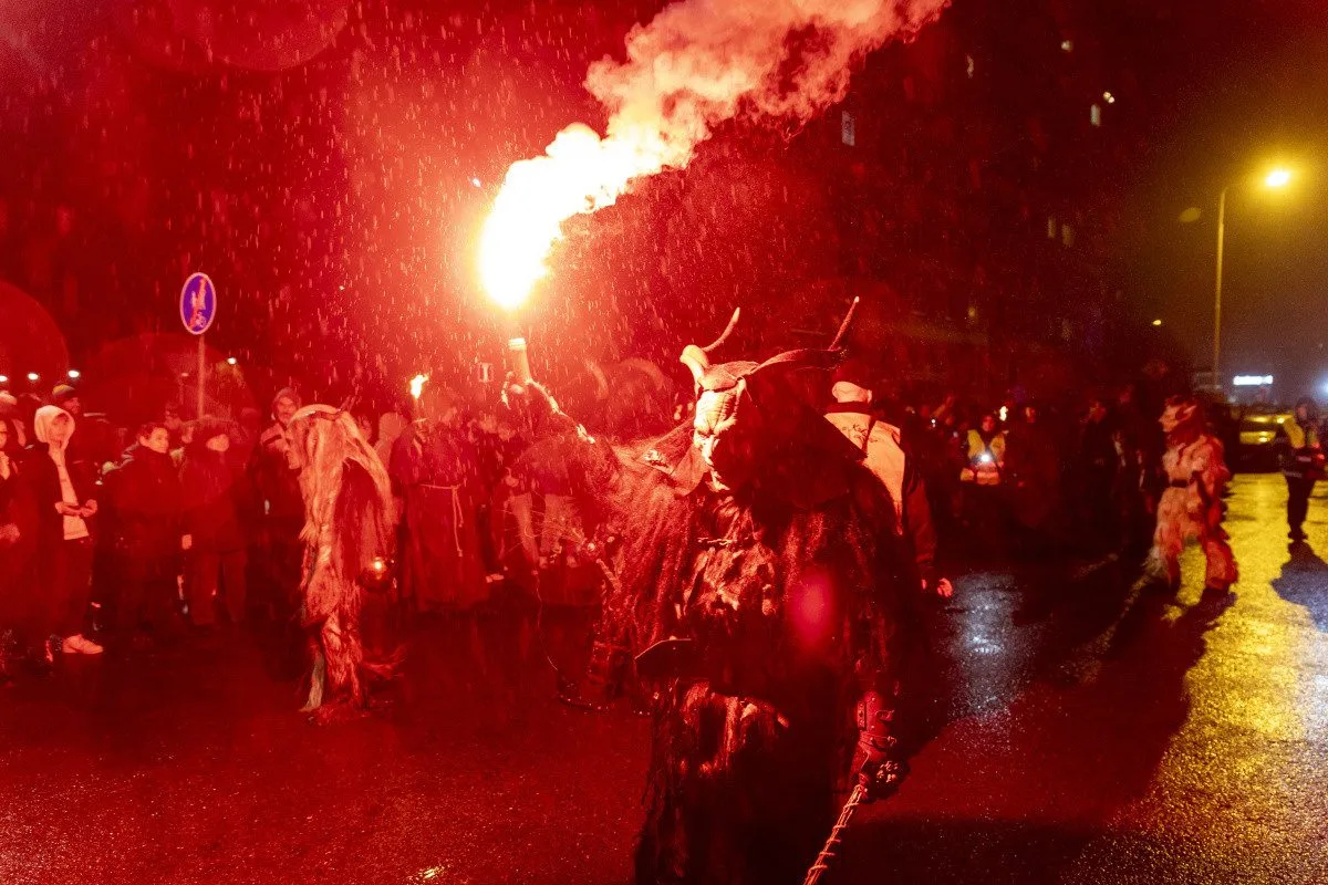 FOTOGALERIE: Čerti se světlicemi a andělé na koních. Mikulášský rej v Přerově přitáhl davy