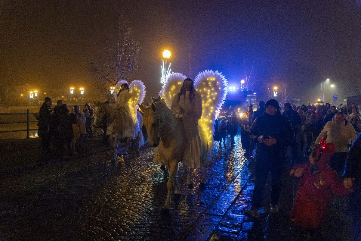 FOTOGALERIE: Čerti se světlicemi a andělé na koních. Mikulášský rej v Přerově přitáhl davy
