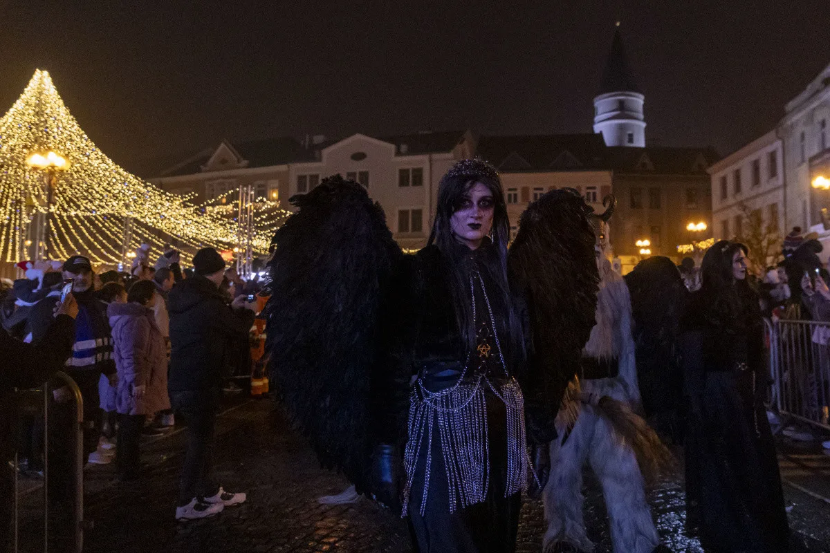 FOTOGALERIE: Čerti se světlicemi a andělé na koních. Mikulášský rej v Přerově přitáhl davy