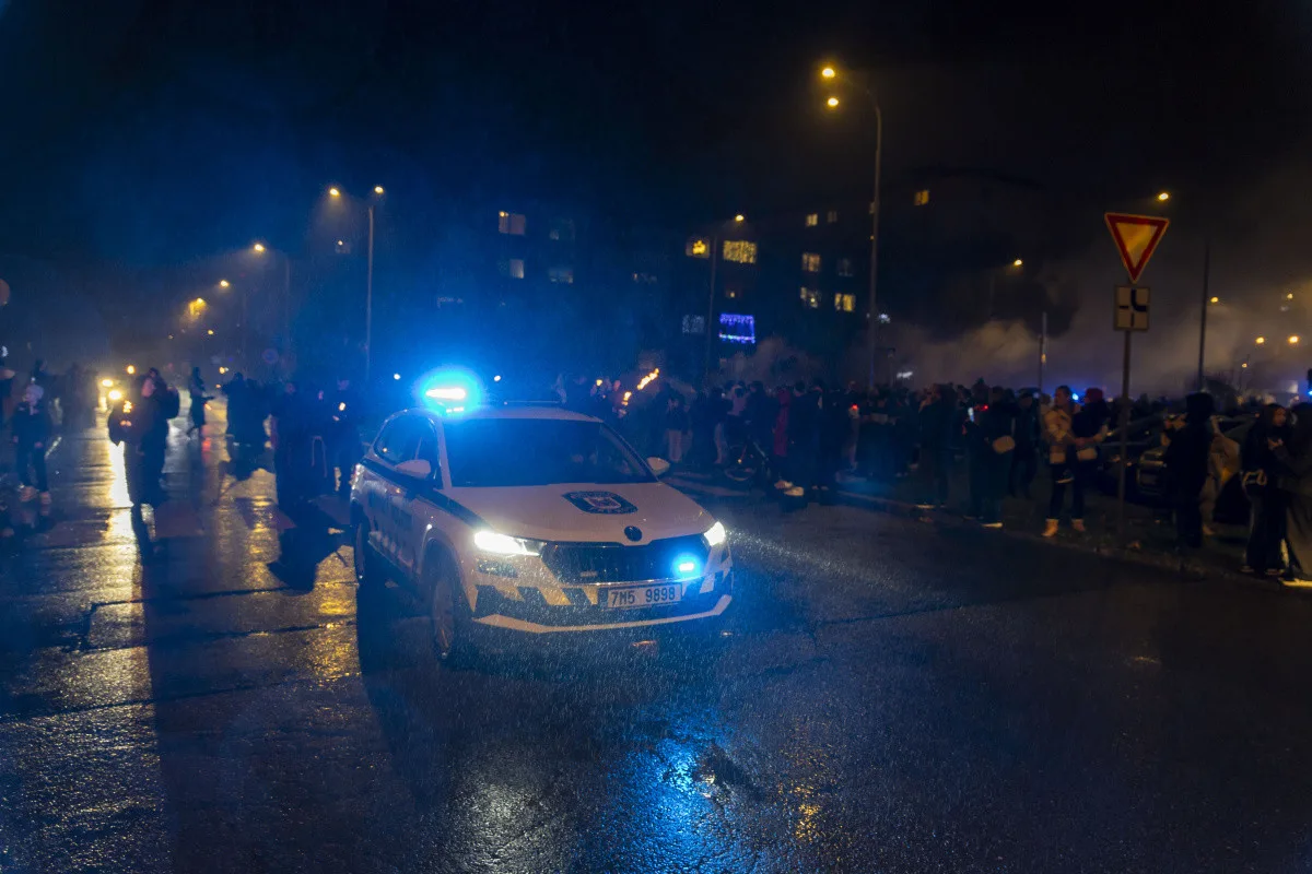 FOTOGALERIE: Čerti se světlicemi a andělé na koních. Mikulášský rej v Přerově přitáhl davy