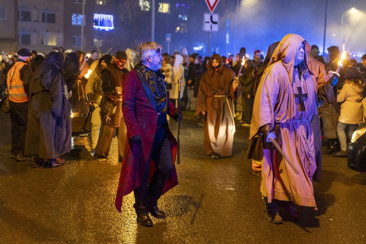 FOTOGALERIE: Čerti se světlicemi a andělé na koních. Mikulášský rej v Přerově přitáhl davy