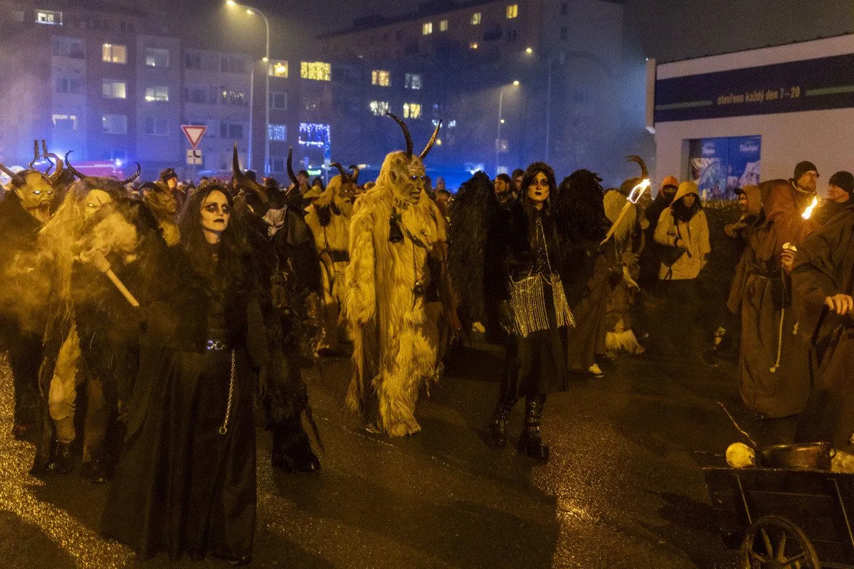 FOTOGALERIE: Čerti se světlicemi a andělé na koních. Mikulášský rej v Přerově přitáhl davy