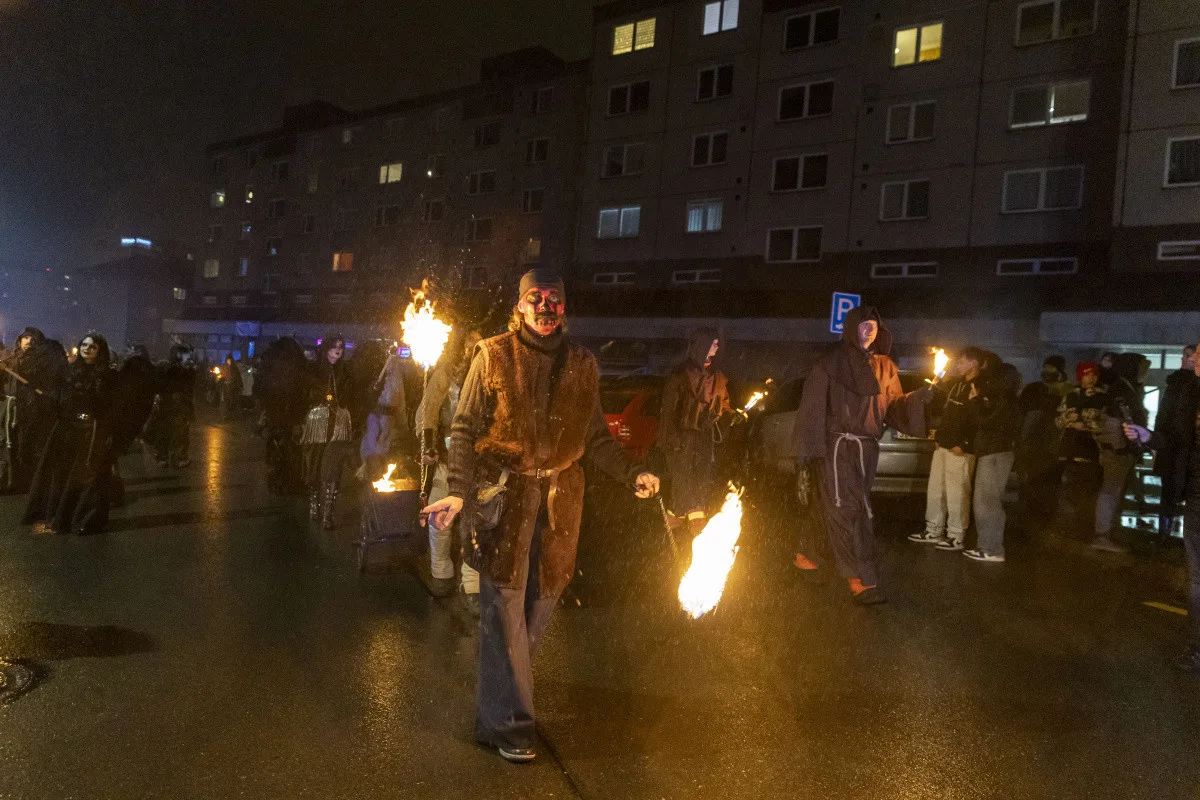 FOTOGALERIE: Čerti se světlicemi a andělé na koních. Mikulášský rej v Přerově přitáhl davy