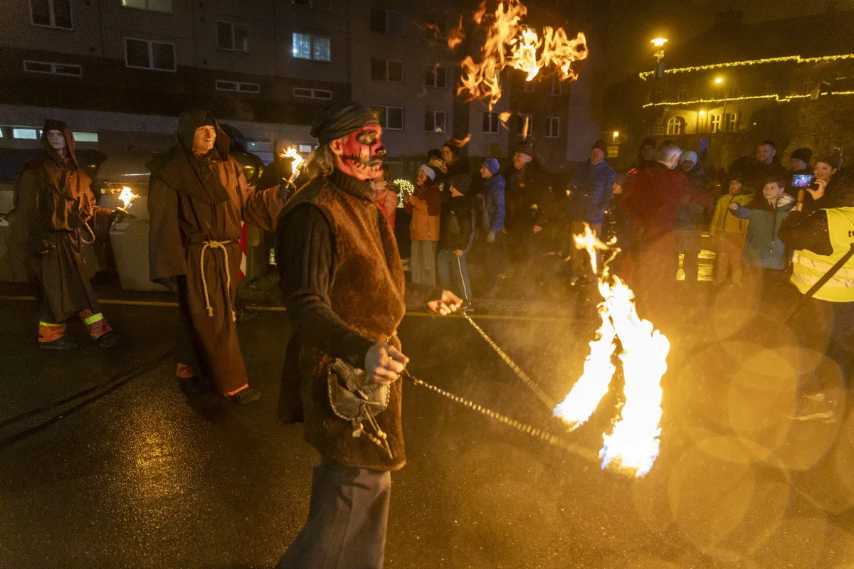 FOTOGALERIE: Čerti se světlicemi a andělé na koních. Mikulášský rej v Přerově přitáhl davy