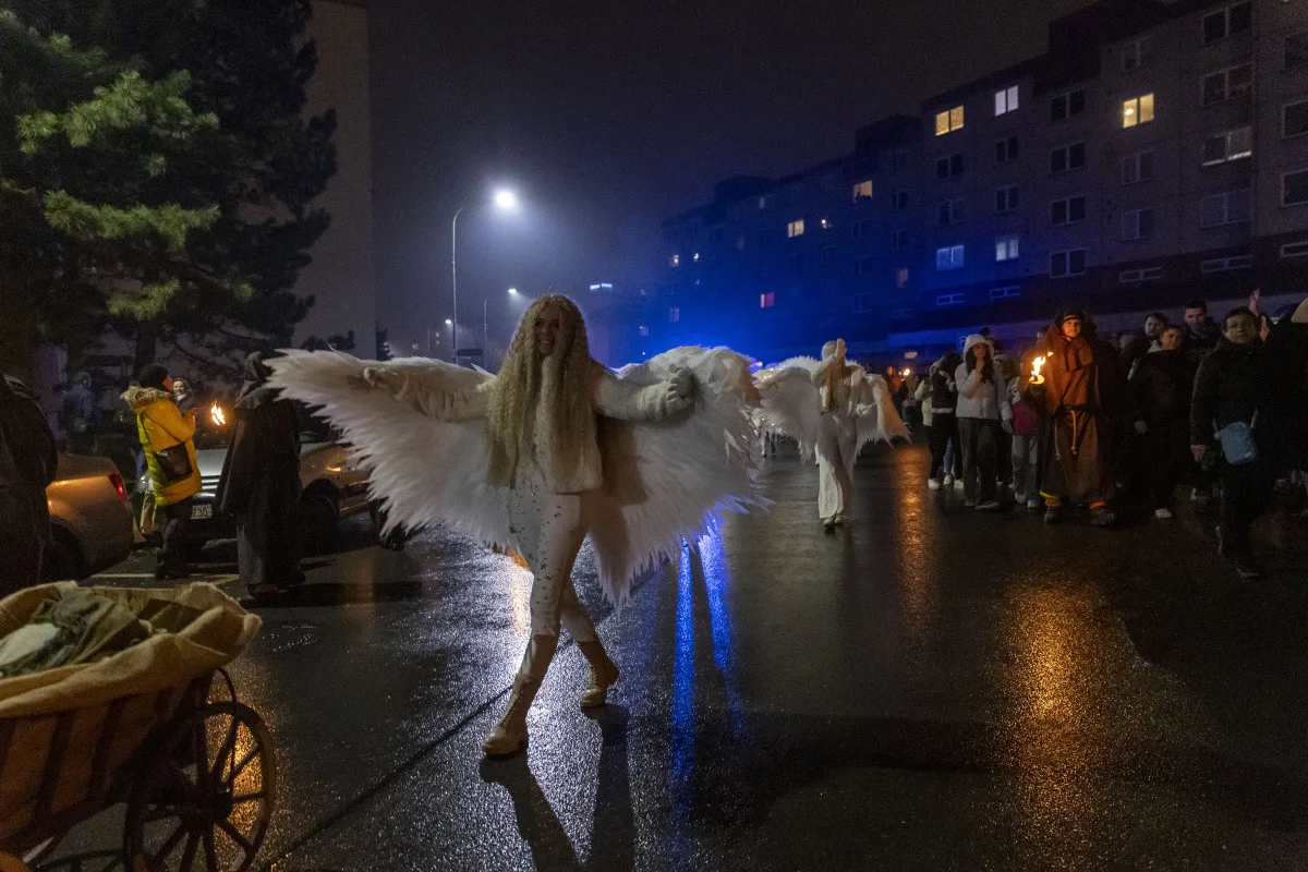 FOTOGALERIE: Čerti se světlicemi a andělé na koních. Mikulášský rej v Přerově přitáhl davy