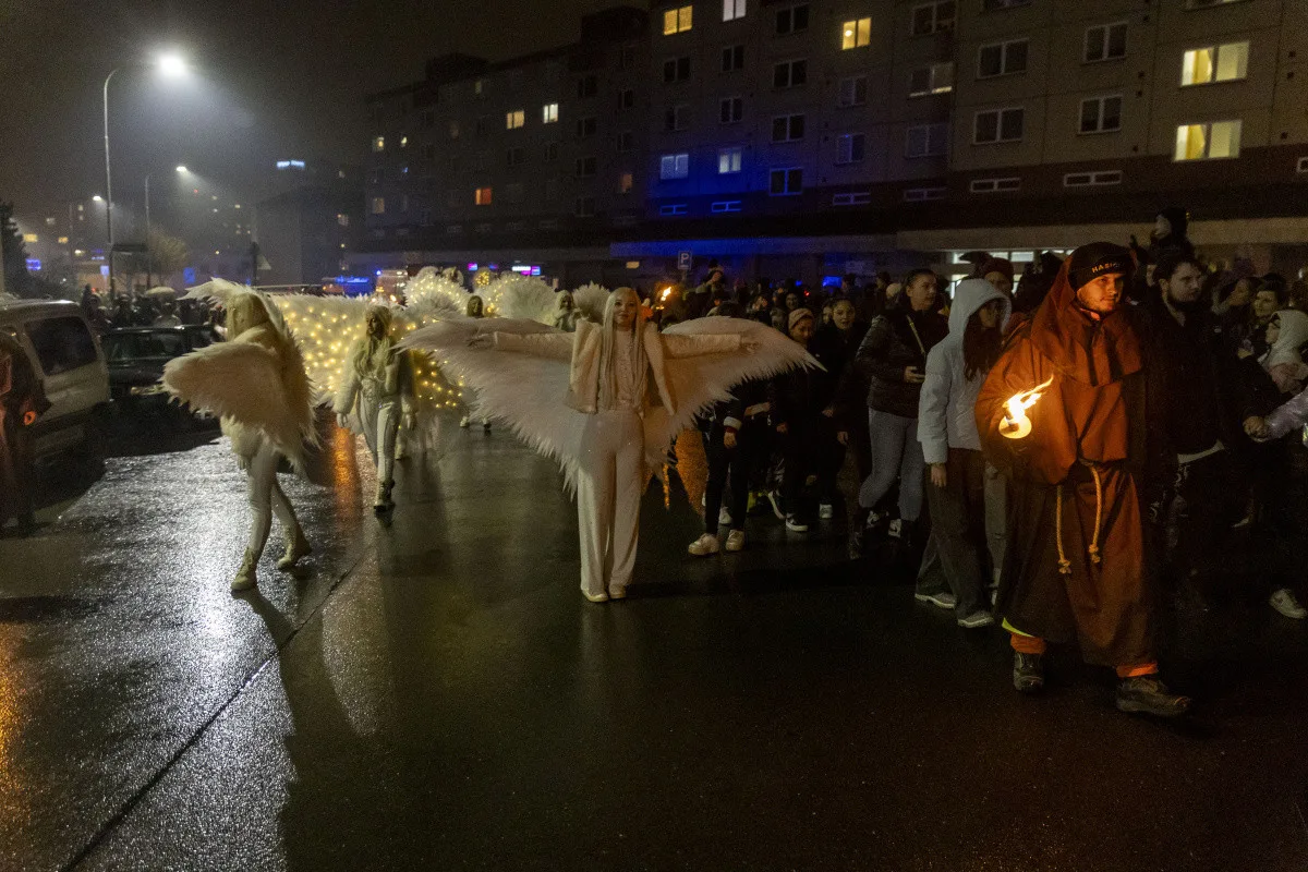 FOTOGALERIE: Čerti se světlicemi a andělé na koních. Mikulášský rej v Přerově přitáhl davy