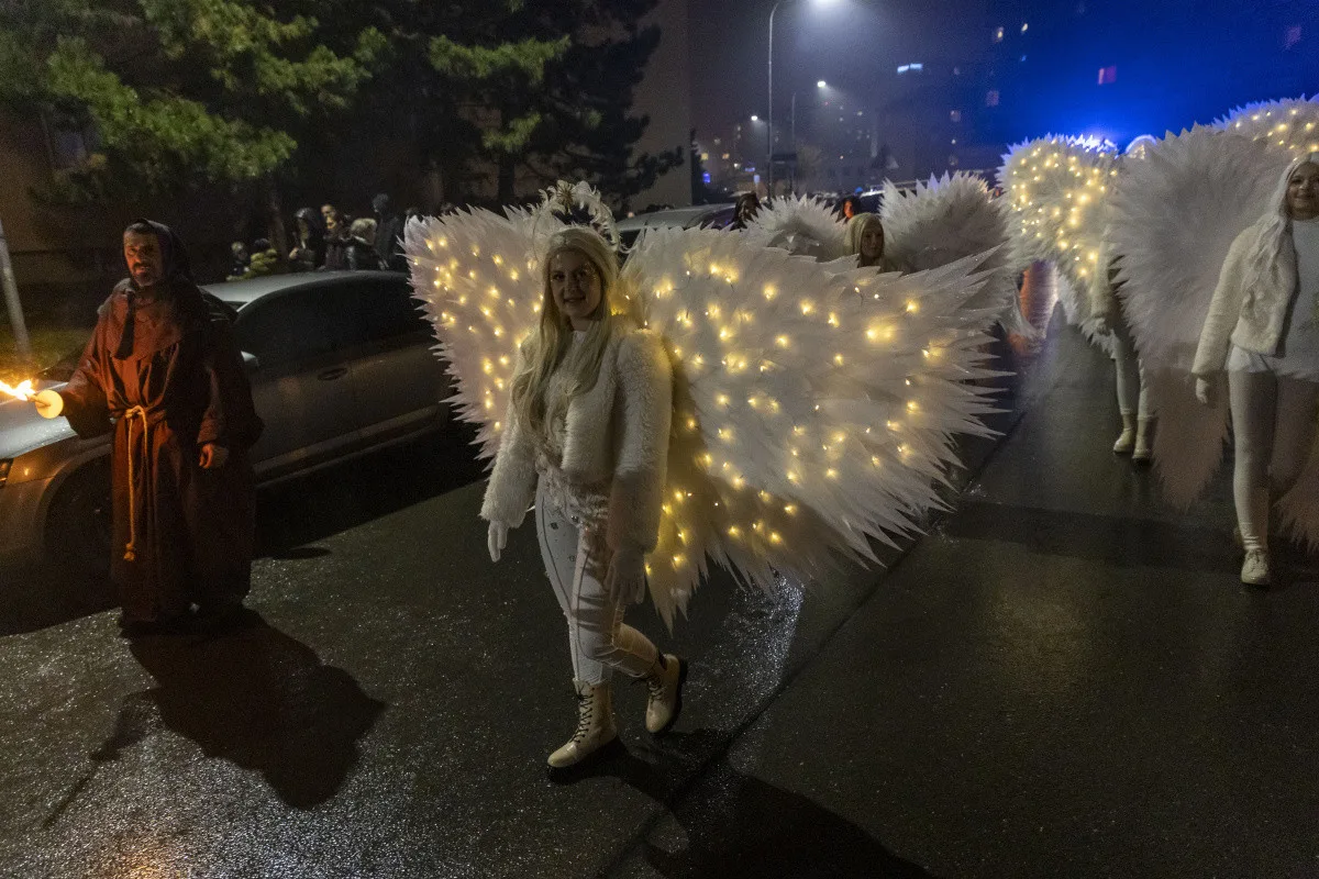 FOTOGALERIE: Čerti se světlicemi a andělé na koních. Mikulášský rej v Přerově přitáhl davy