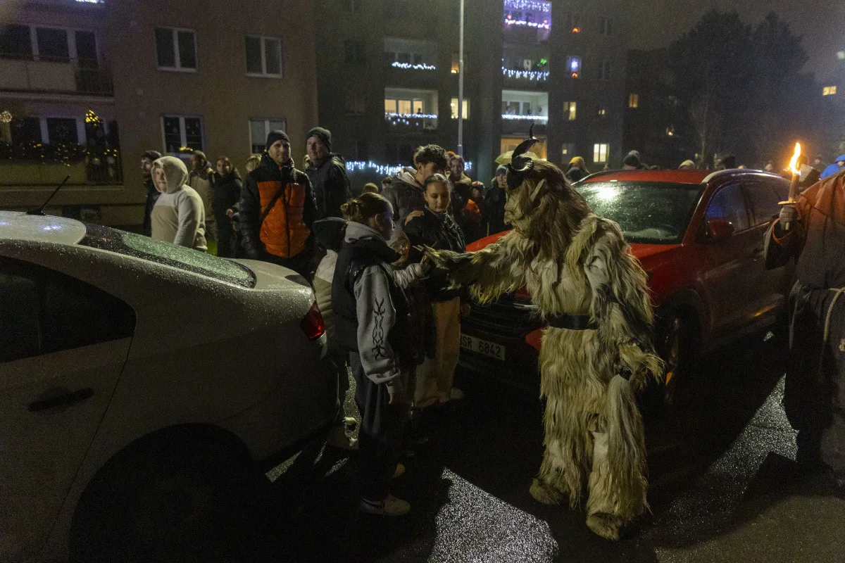 FOTOGALERIE: Čerti se světlicemi a andělé na koních. Mikulášský rej v Přerově přitáhl davy
