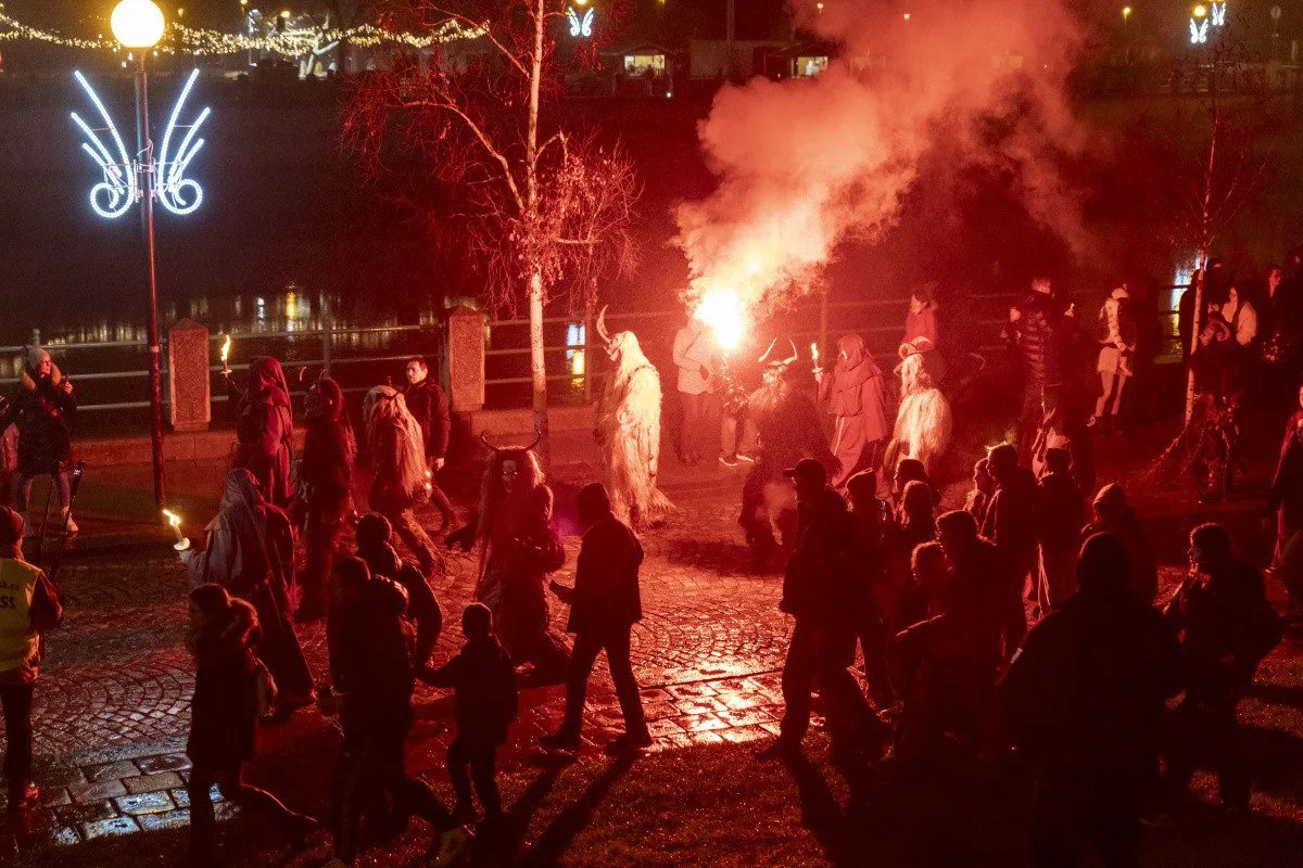 FOTOGALERIE: Čerti se světlicemi a andělé na koních. Mikulášský rej v Přerově přitáhl davy