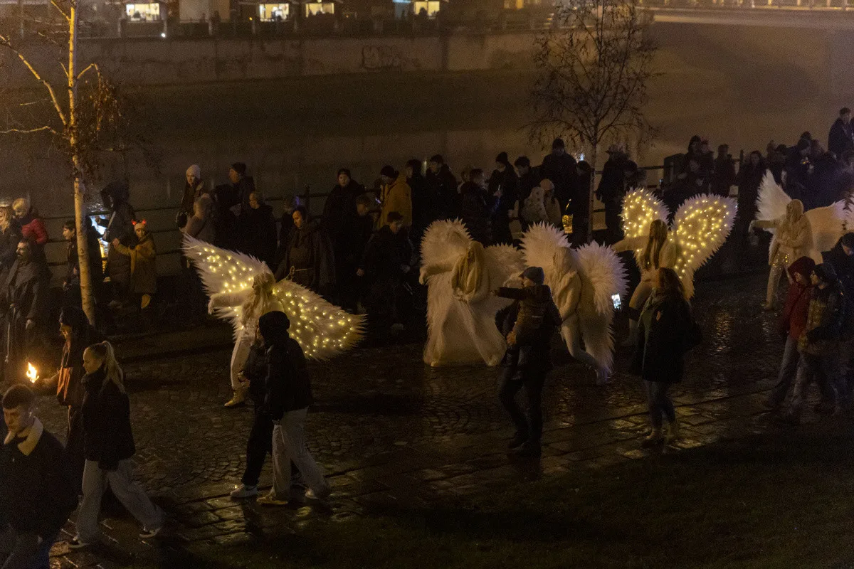 FOTOGALERIE: Čerti se světlicemi a andělé na koních. Mikulášský rej v Přerově přitáhl davy