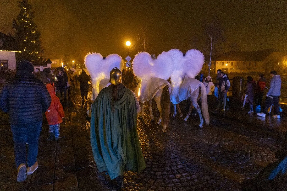 FOTOGALERIE: Čerti se světlicemi a andělé na koních. Mikulášský rej v Přerově přitáhl davy