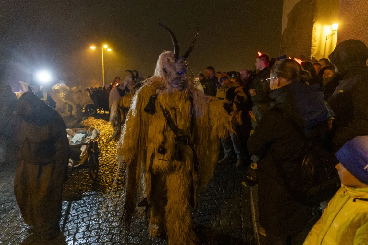 FOTOGALERIE: Čerti se světlicemi a andělé na koních. Mikulášský rej v Přerově přitáhl davy