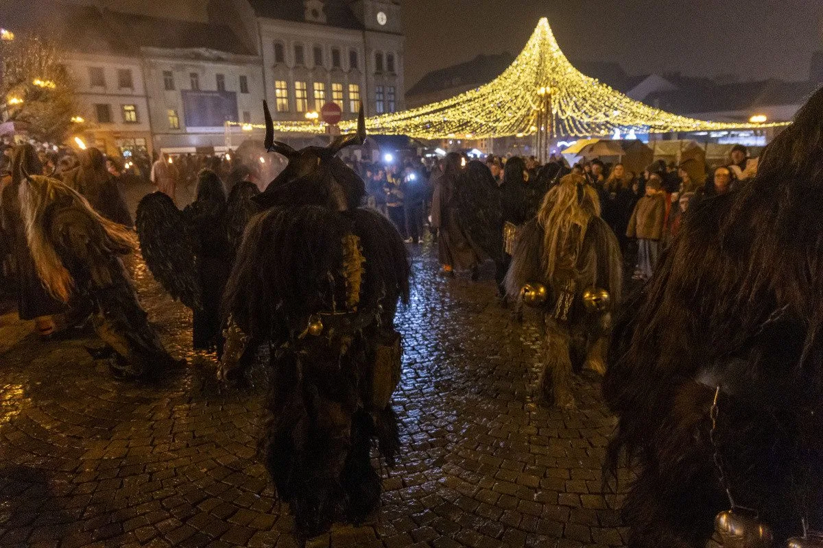FOTOGALERIE: Čerti se světlicemi a andělé na koních. Mikulášský rej v Přerově přitáhl davy
