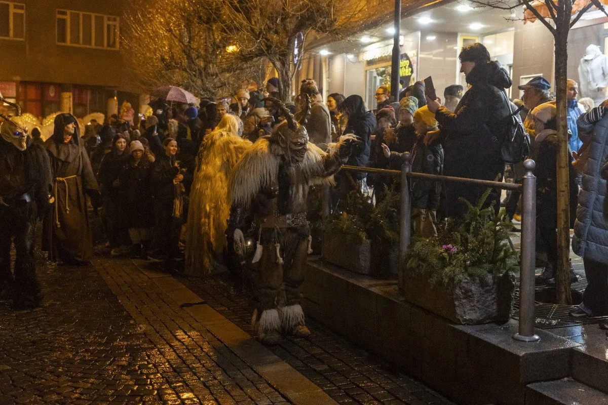 FOTOGALERIE: Čerti se světlicemi a andělé na koních. Mikulášský rej v Přerově přitáhl davy