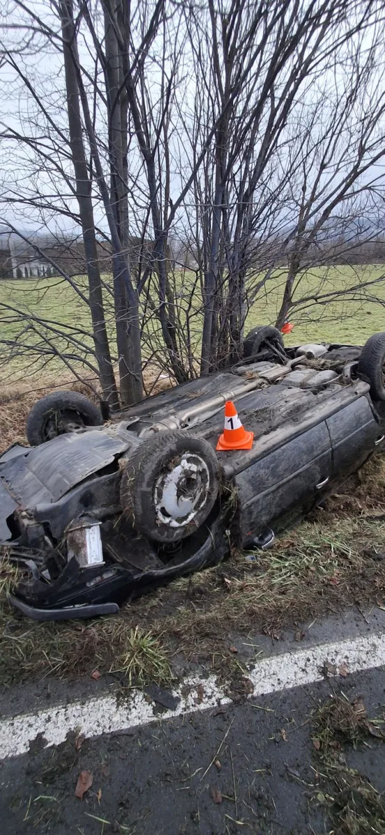 Osmnáctiletý řidič pod vlivem pervitinu převrátil auto na střechu. Ve voze byly ještě dvě mladé dívky