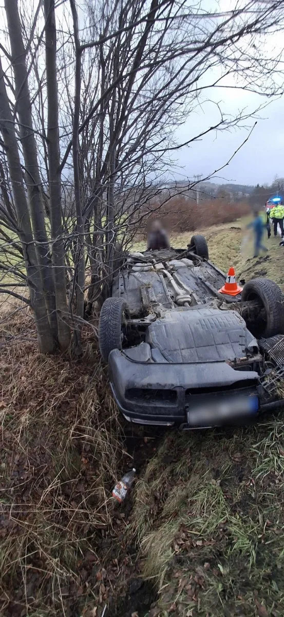 Osmnáctiletý řidič pod vlivem pervitinu převrátil auto na střechu. Ve voze byly ještě dvě mladé dívky