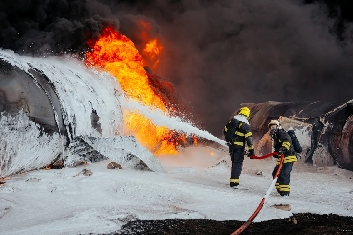 Fotky Petra Andráška z havárie vlaku s benzenem na Přerovsku dobývají Czech Press Photo