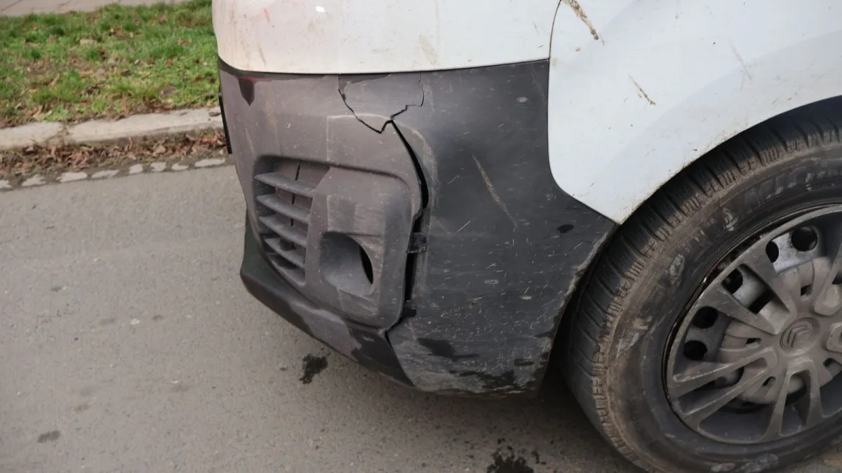 Opilý řidič měl v autě dvě malé děti bez sedaček. U Krčmaně narazil do značky a ujel