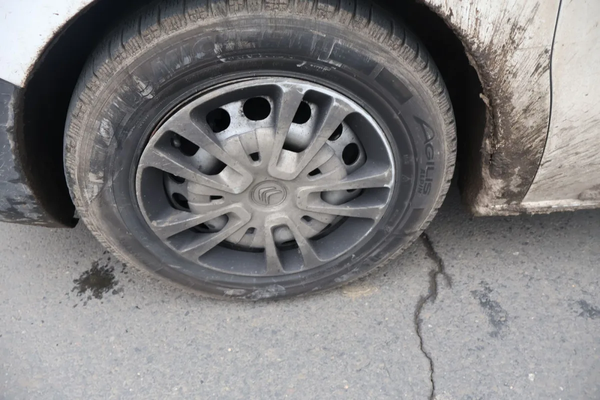 Opilý řidič měl v autě dvě malé děti bez sedaček. U Krčmaně narazil do značky a ujel