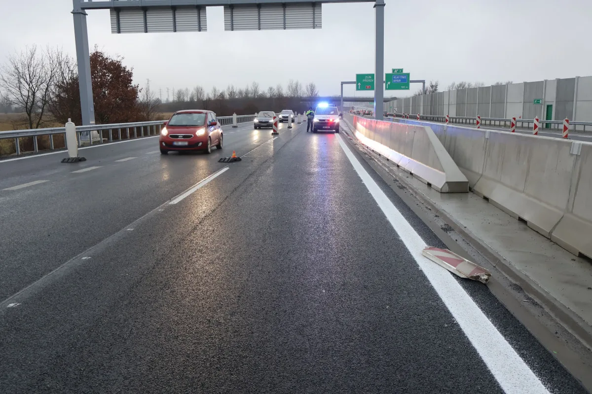 Opilý řidič měl v autě dvě malé děti bez sedaček. U Krčmaně narazil do značky a ujel