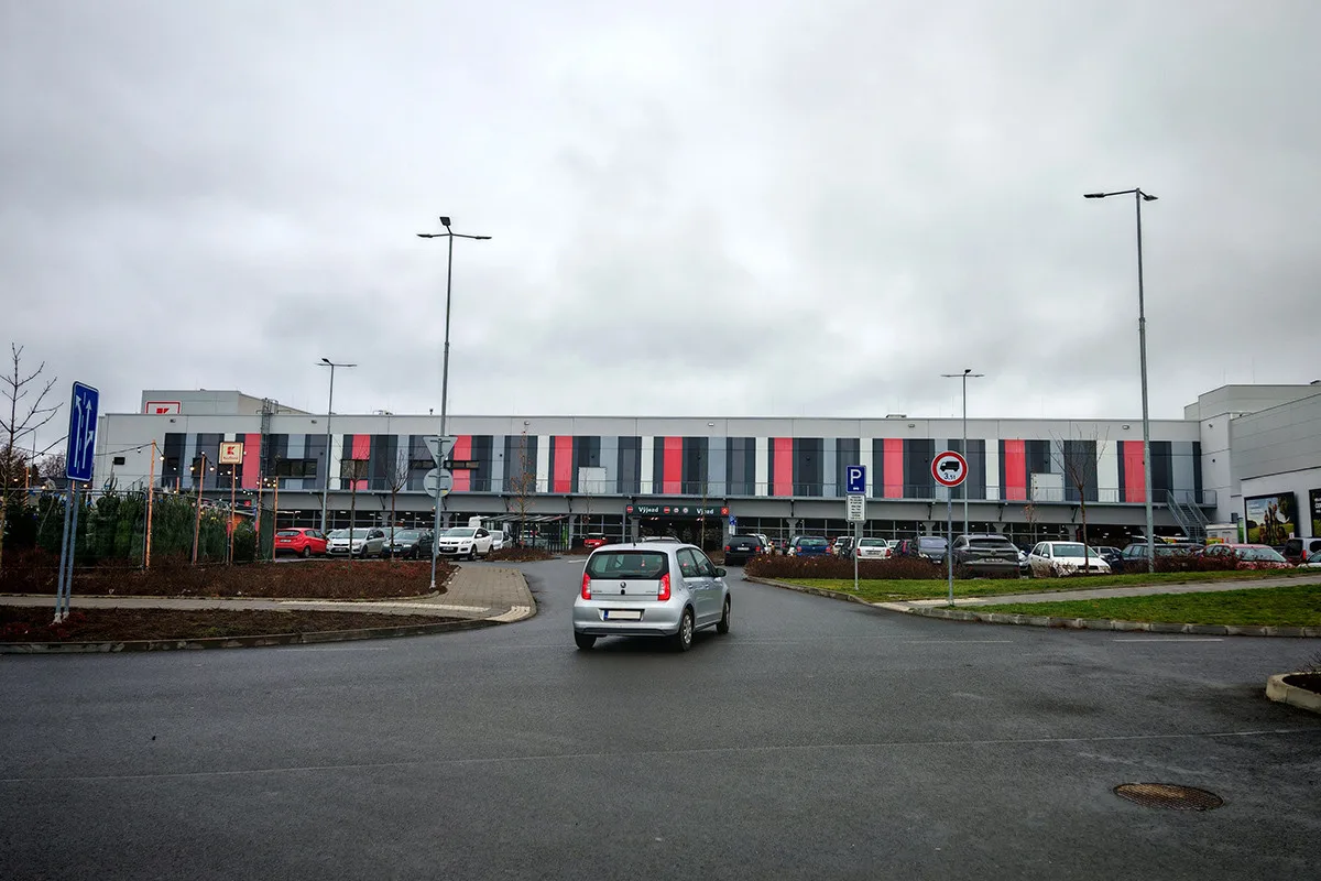 Na vjezdu na parkoviště obchodního domu Kaufland by měly být nainstalovány závory