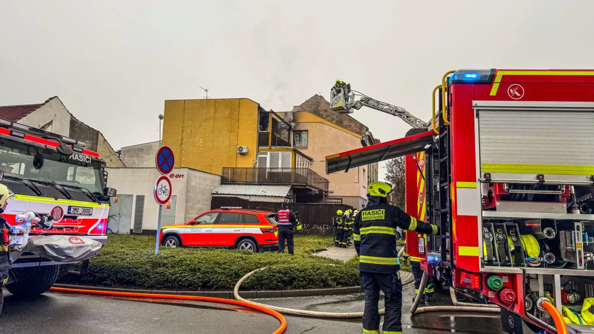 V Prostějově hořel dům, jedna osoba se zranila. Hasiči zasahovali v dýchací technice