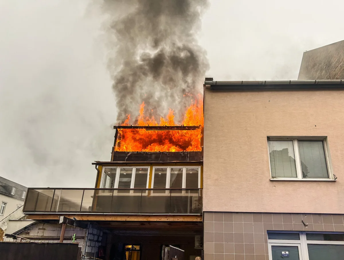 V Prostějově hořel dům, jedna osoba se zranila. Hasiči zasahovali v dýchací technice