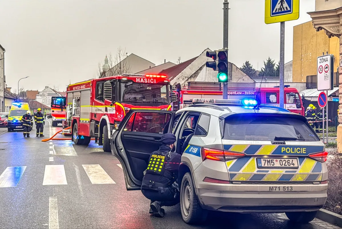 V Prostějově hořel dům, jedna osoba se zranila. Hasiči zasahovali v dýchací technice